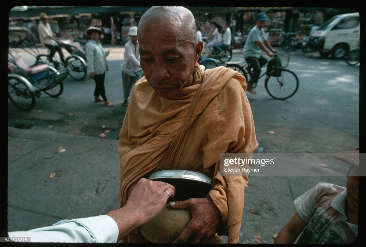 Nhà sư khất thực ở khu vực Chợ Lớn năm 1994.