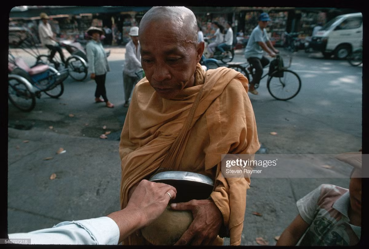 Nhà sư khất thực ở khu vực Chợ Lớn năm 1994.