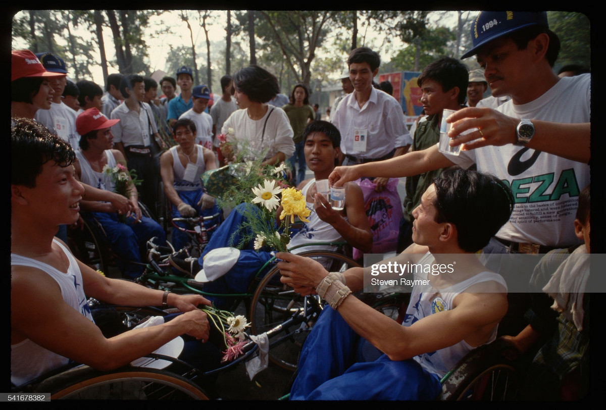 Các vận động viên khuyết tật ăn mừng sau khi cán đích.