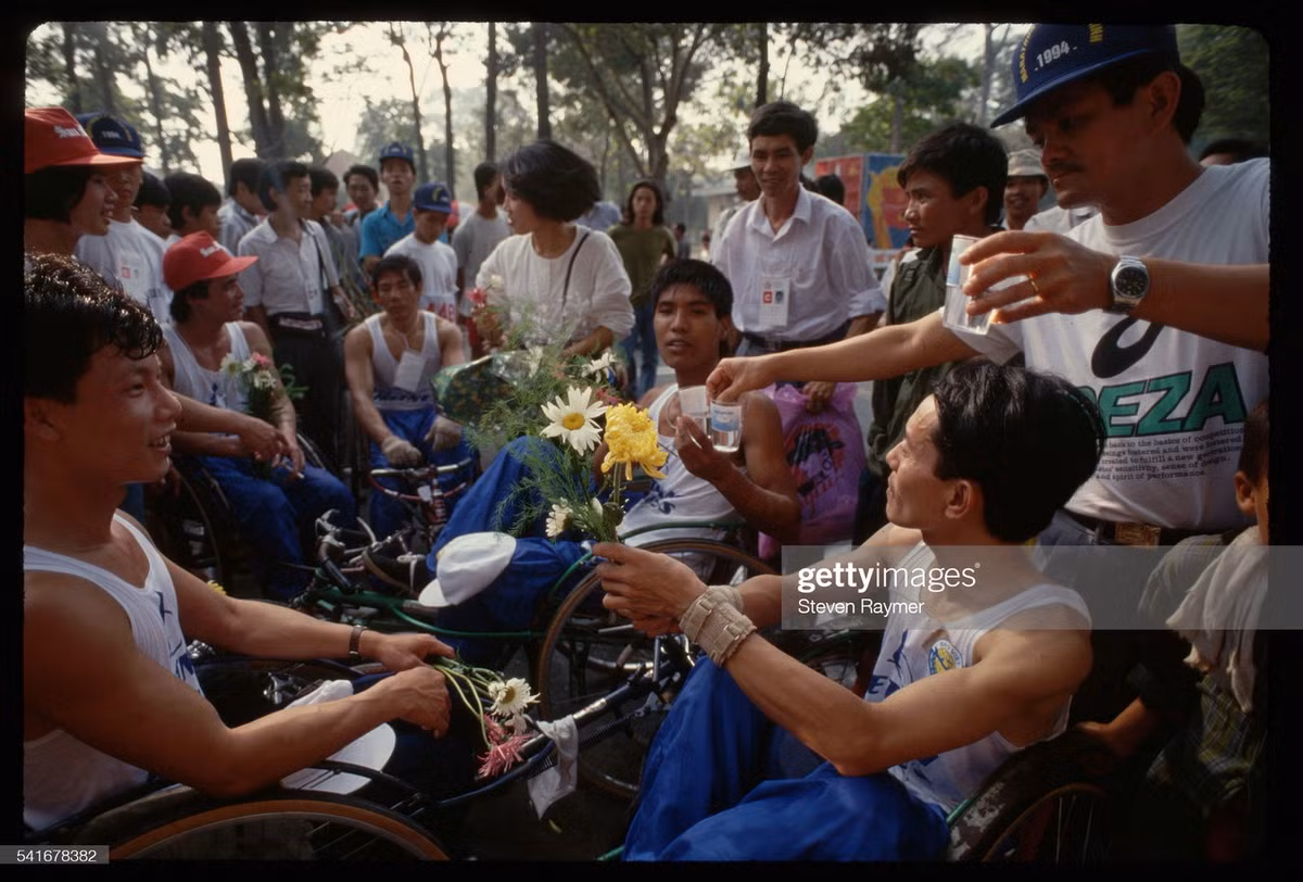 Các vận động viên khuyết tật ăn mừng sau khi cán đích.