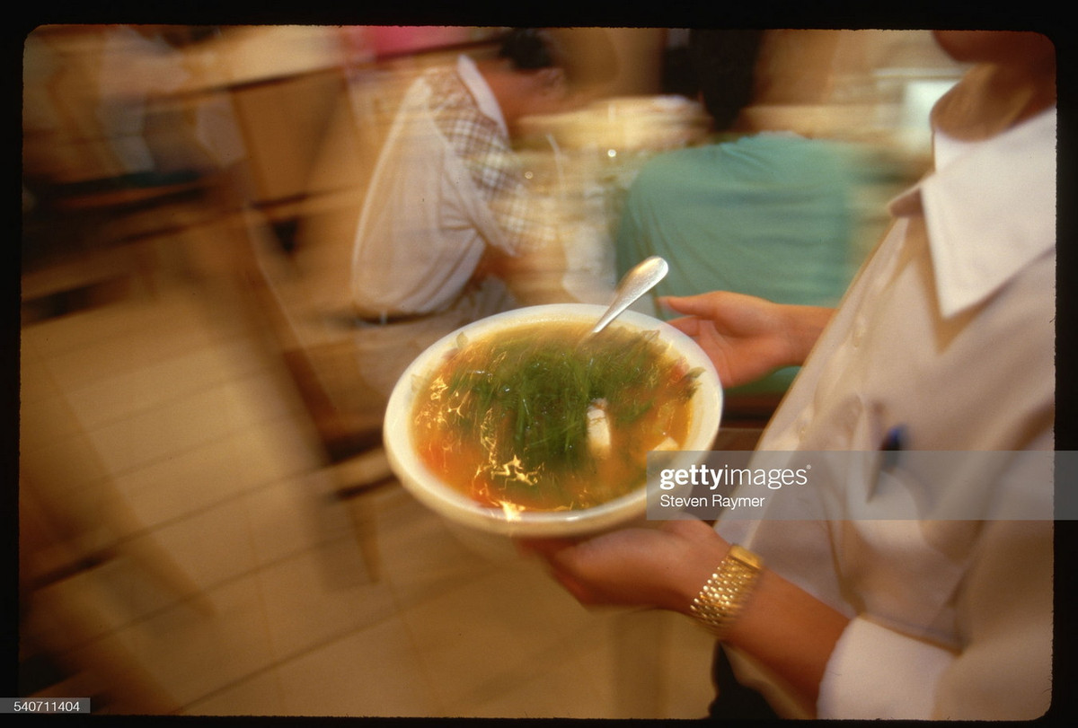 Nhân viên của một nhà hàng phục vụ món súp cho thực khách, 1995.