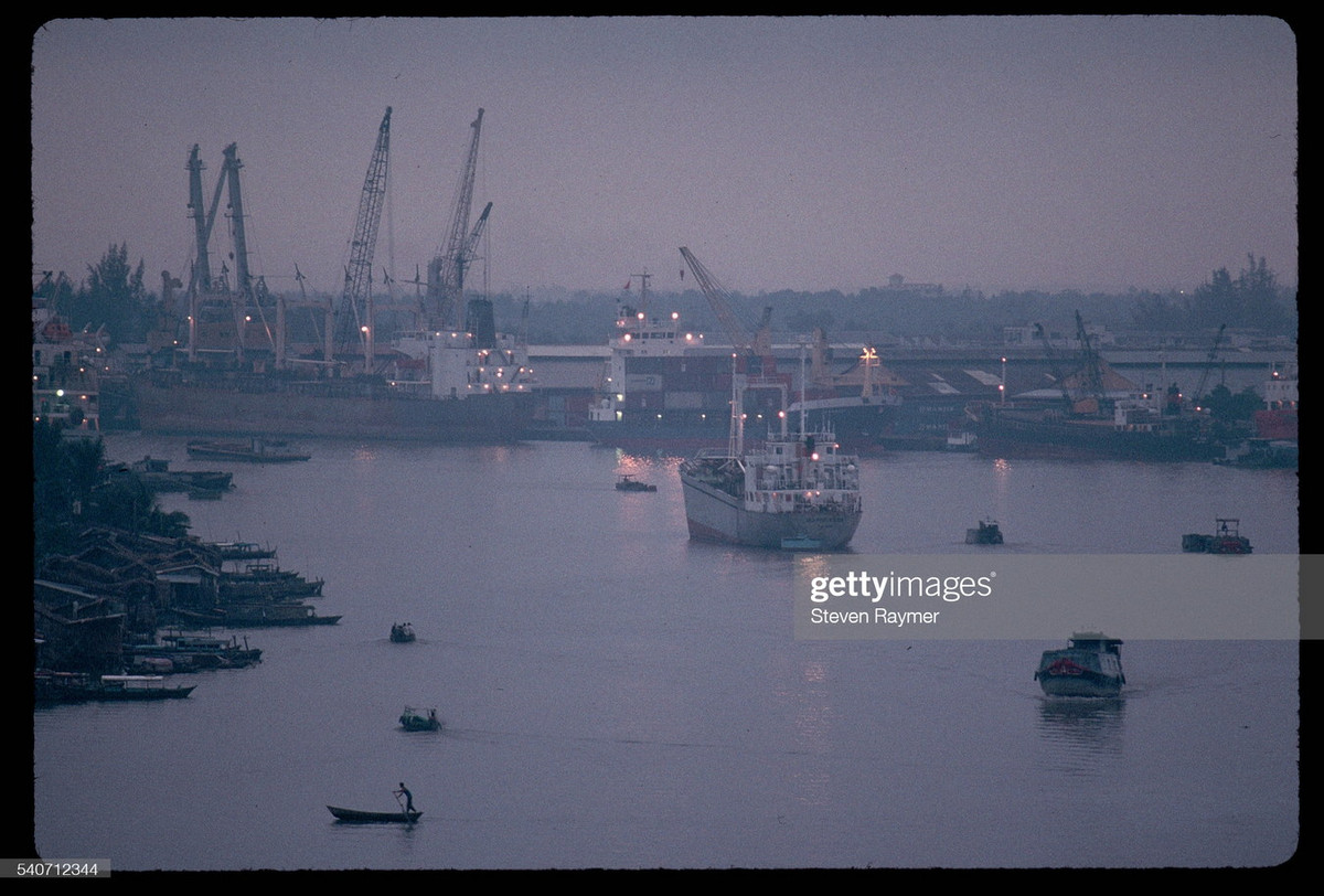 Khu vực cảng Sài Gòn lúc chiều buông, 1993.