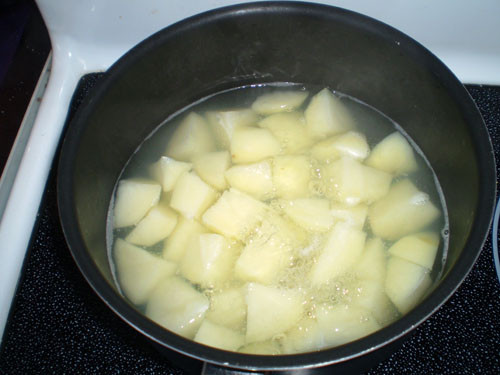 Bạn cũng có thể thêm một chút bia vào món khoai tây hầm, nó sẽ tạo nên một hương thơm đặc biệt. Ảnh: Wordpress.