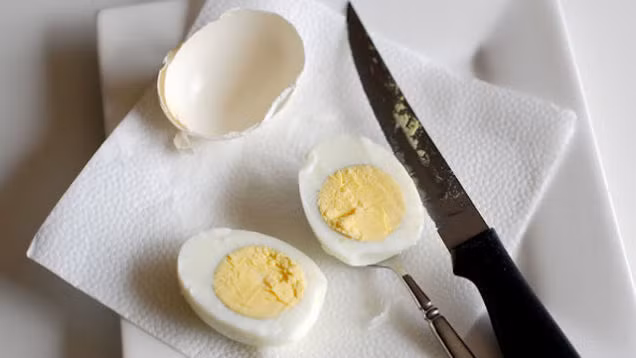 Hãy nhúng lưỡi dao vào nước lạnh trước khi cắt trứng luộc. Với mẹo vặt này, trứng sẽ không bị vỡ, vụn. Ảnh: Life.