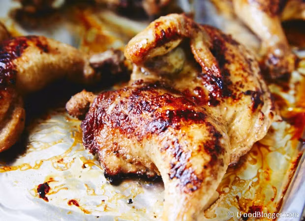 Thoa nước ép lựu, mật ong và rượu vang hoặc nước lên bề mặt thịt trước khi cho vào lò nướng để tạo màu hồng đẹp mắt cho món ăn. Ảnh: i Food Blogger.