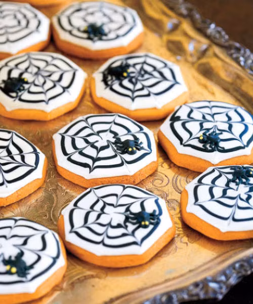 Bánh trang trí hình mạng nhện ghê rợn.