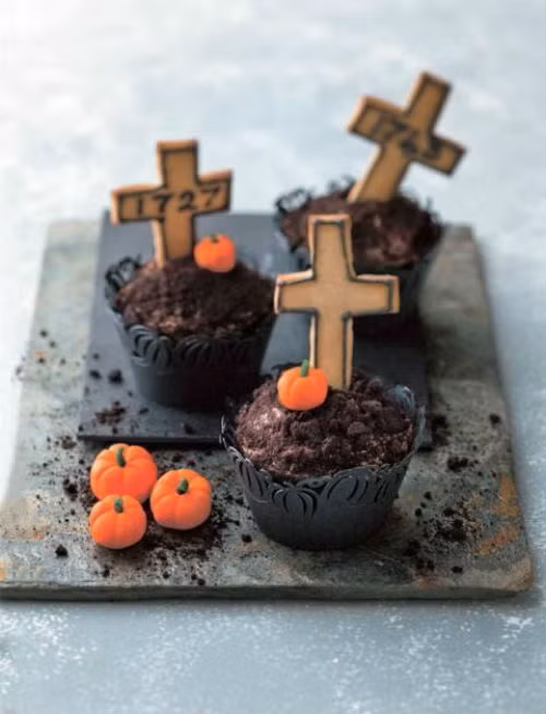  Bánh cupcakes hình nghĩa trang cho đêm Halloween độc đáo.