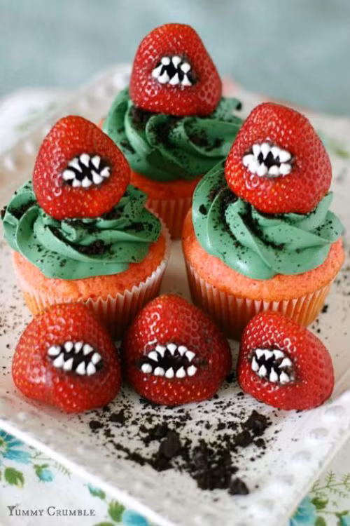 Những vị khách sẽ rất sửng sốt với bánh kem dâu tây mặt quỷ.