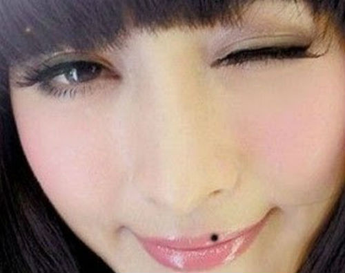 Môi trên có nốt ruồi tướng của người có vận đào hoa. Họ thường xuyên nhận được sự giúp đỡ của người khác, đặc biệt là về vật chất. Do vậy, những người này không bao giờ rơi vào cảnh nghèo túng. Ảnh minh họa: Mrhealthylife.