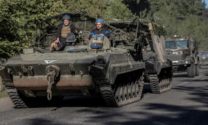 Theo kênh nội bộ Ukraine “Resident”, Quân đội Nga đã tập hợp một lực lượng lớn gấp 5 lần Quân đội Ukraine trên mặt trận Kursk. Quân đội Ukraine không được chuẩn bị để đối phó và đơn giản là không thể ngăn chặn cuộc phản công của Quân đội Nga. Ảnh: Reuters.