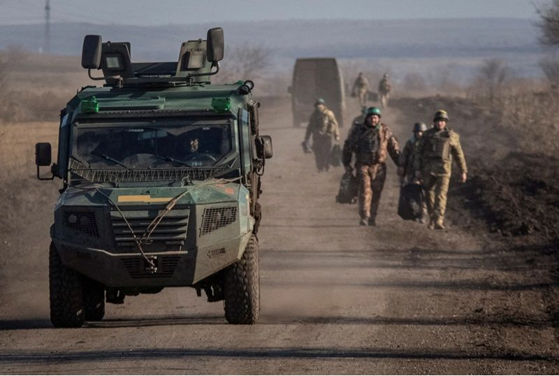 Do các tuyến đường đã bị cắt đứt, lực lượng Ukraine bị bao vây đã chạy tán loạn khắp nơi, từ trong rừng, cánh đồng đến những góc khuất không tên. Theo ước tính của Quân đội Nga, trong vòng vây phía bắc Orgovka, Lyubimovka và phía tây Kremianoye, có khoảng 1.500 binh sĩ Ukraine thuộc Lữ đoàn Cơ giới số 22 và Lữ đoàn tấn công đường không số 82, cùng các đơn vị khác, vẫn đang phân tán. Ảnh: Reuters.