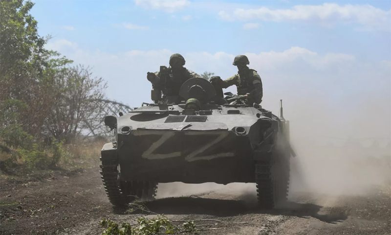 Để ngăn chặn quân tiếp viện Ukraine phá vỡ vòng vây tại các khu vực này, Quân đội Nga tiếp tục tấn công toàn diện trên khắp mặt trận Kursk, đặc biệt là dọc tuyến Malaya Loknya đến Mardinovka. Điều này khiến quân tiếp viện Ukraine không thể tập trung lực lượng để phá vỡ vòng vây và buộc phải phân tán một phần lớn quân đội ra toàn tuyến để chống lại các cuộc tấn công của quân Nga. Ảnh: RIA Novosti.