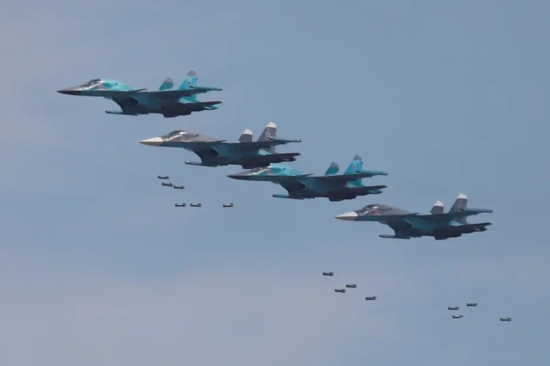 Theo báo cáo của các phóng viên vào ngày 11/10, Không quân Nga đã lập kỷ lục không kích trong vòng 24 giờ qua, thực hiện hơn 25 đợt không kích chưa từng có ở Kursk. Ngay khi phát hiện xe bọc thép của quân Ukraine vào khu vực trống để tái tập trung, máy bay chiến đấu Nga sẽ ném bom hạng nặng và sử dụng pháo binh cùng máy bay không người lái để hỗ trợ tấn công. Ảnh: Reuters.