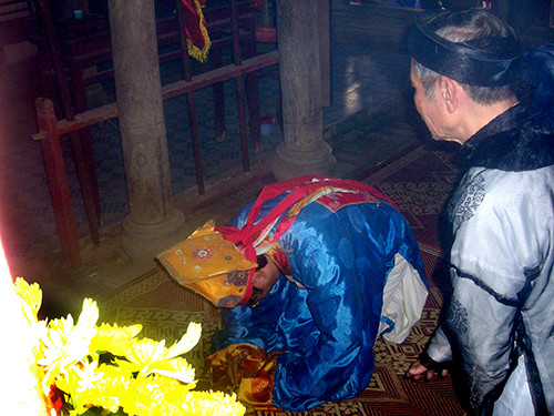 Ly giai “cau am noi doi” va thoi “doc quyen tho cung”-Hinh-2