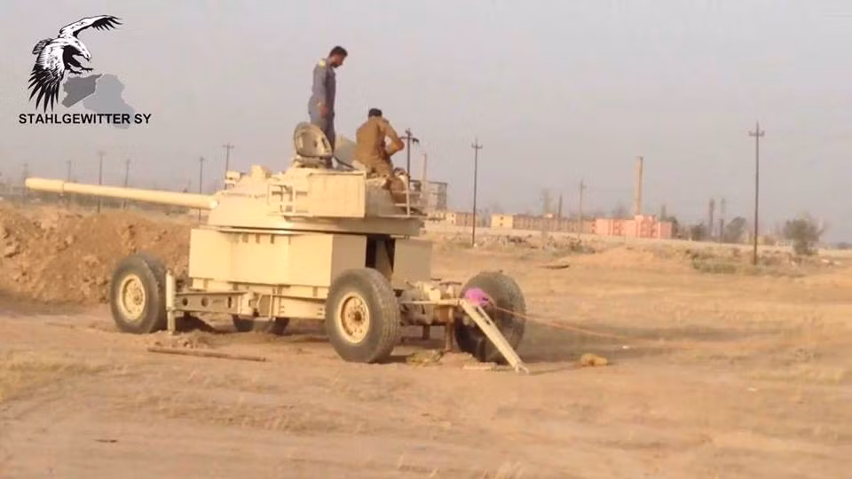 Truyền thông Ả Rập mới đây đăng tải hình ảnh loại xe tăng mới do Quân đội Iraq phát minh. Đó là một chiếc “xe tăng” không có động cơ, trang bị tháp pháo của chiếc Type 59 do Trung Quốc sản xuất và lắp lên xe rơ moóc 4 bánh lốp.