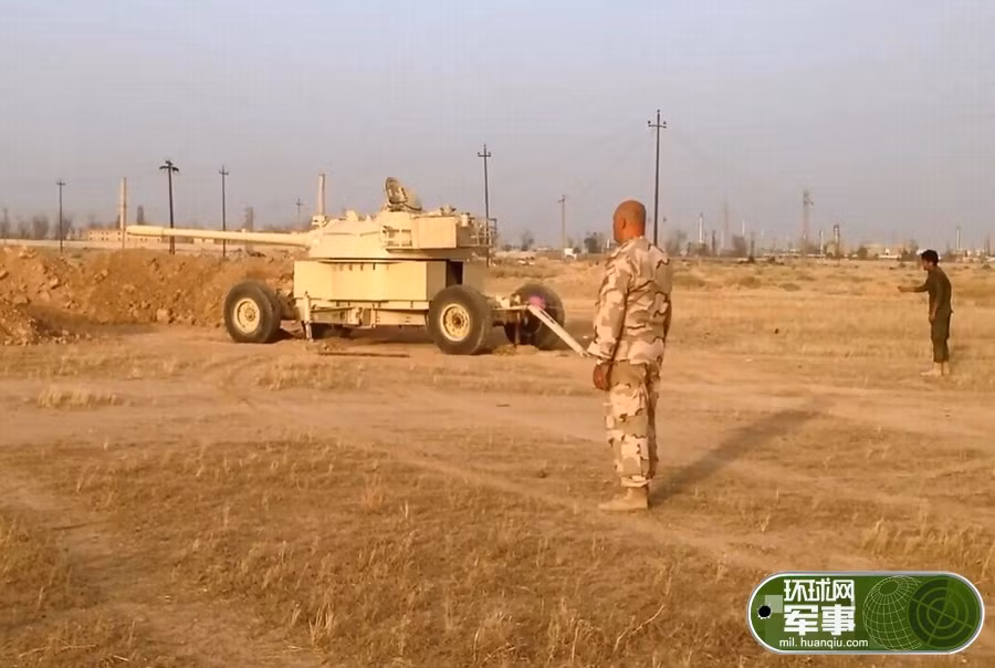 Các hình ảnh cho thấy, việc khai hỏa có thể được thực hiện từ bên ngoài (nối dây ra ngoài kéo) thay vì ngồi ngay bên trong “xe tăng”.