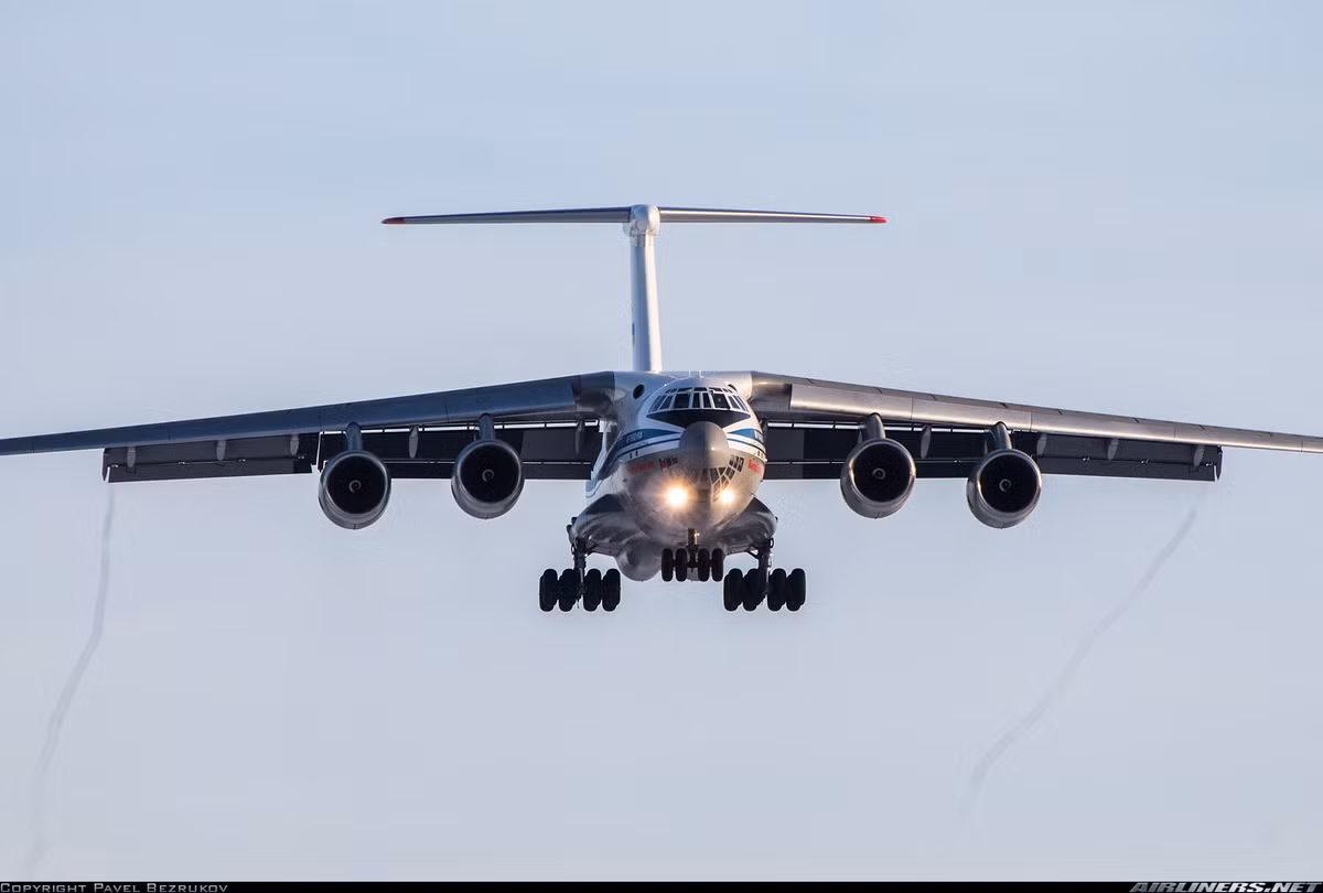 Il-76MD-90A được thiết kế với cấu trúc khung thân y hệt máy bay vận tải Il-76 gốc. Tuy nhiên, phần cánh máy bay được thiết kế lại, nâng cấp hệ thống điện tử hàng không và động cơ khỏe hơn.