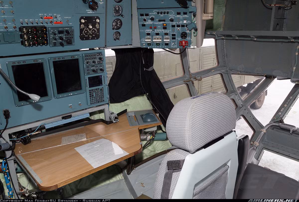 Vị trí ngồi của hoa tiêu với hai màn hình hiển thị thông tin bay.