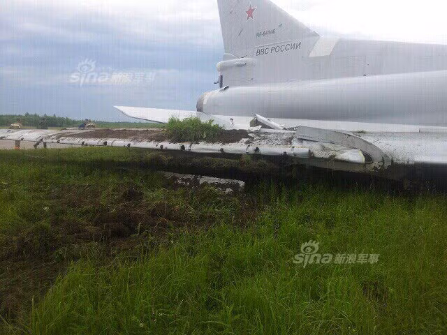 Đất cỏ nằm trên cánh máy bay, có vài vết nứt trên thân do ma sát trực tiếp với mặt đất.