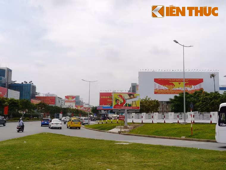 Khắp các ngã đường từ trung tâm đến vùng ngoại thành Sài Gòn, đâu đâu cũng rợp sắc cờ hoa chào mừng Đại hội Đảng bộ TP HCM.
