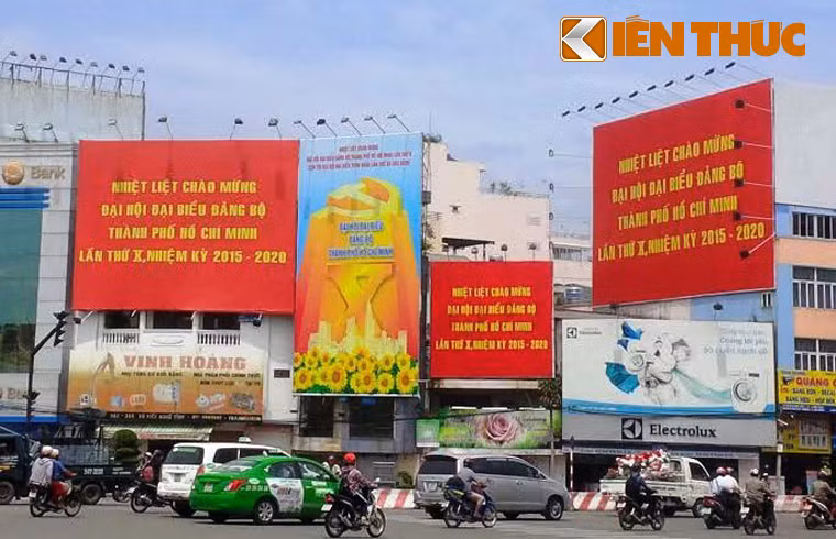 Đường Trường Sơn kéo dài từ Sân bay Tân Sơn Nhất đến giao lộ Cộng Hòa được giăng đầy các tấm pano lớn, tranh ảnh cổ động thu hút nhiều sự chú ý của người dân