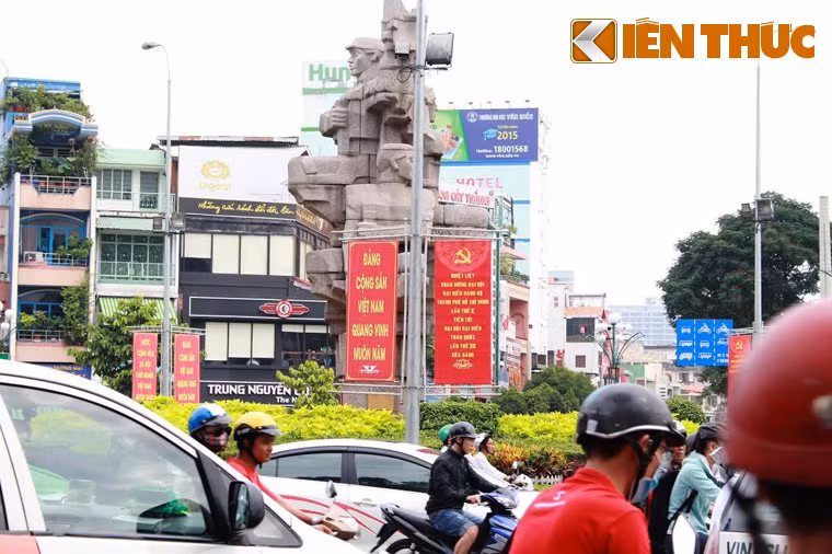 Nhiều tuyến đường như Ngô Gia Tự, Nguyễn Du, Võ Văn Ngân... được trang hoàng lộng lẫy với những lá cờ nước, cờ Đảng rực sắc đỏ.