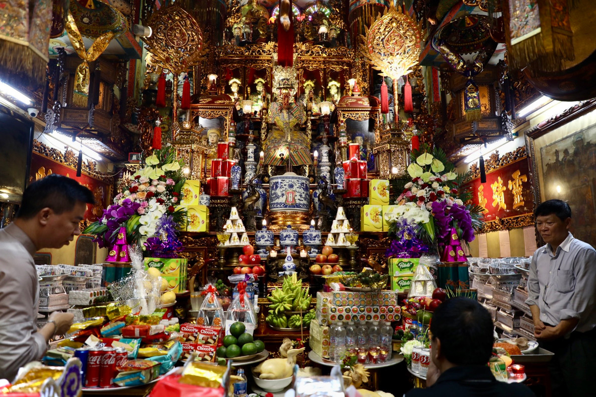 Nhưng theo thần tích được sao chép của vị Tiên chỉ Nguyễn Đình Tuyển thôn Nguyên Khiết Hạ thì Thành hoàng Bạch Hoa Công Chúa là nhân thần. Miếu Ngài trước ở của khe núi tỉnh Hưng Hóa. Vào đời Lê Cảnh Hưng, tỉnh Hưng Hóa bị giặc cướp bóc, quân lính bị hãm hại nhiều lần. Quân đội nhà Lê phụng mệnh đem quân đi đánh giặc. Trước khi lên đường đã vào yết cáo Ngài nên đã dẹp giặc thành công mà không ai phải bị đổ máu. 