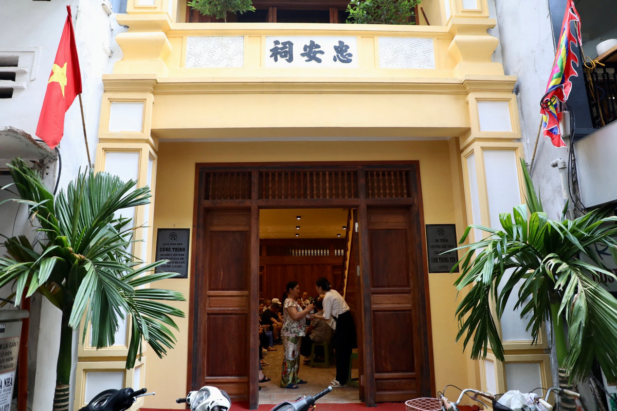 Trước đây, đình Trung Yên nằm trên tầng 2 một ngôi nhà đã xuống cấp trong số 10, ngõ Trung Yên, phố Đinh Liệt. Đến cuối tháng 6/2023, công trình đã được triển khai tu bổ, tôn tạo hoàn thiện. Diện tích ngôi đình là 70,5m2. Toàn bộ nơi thờ chính được bố trí tại tầng hai, tầng một là nơi sinh hoạt của cộng đồng khu dân cư.