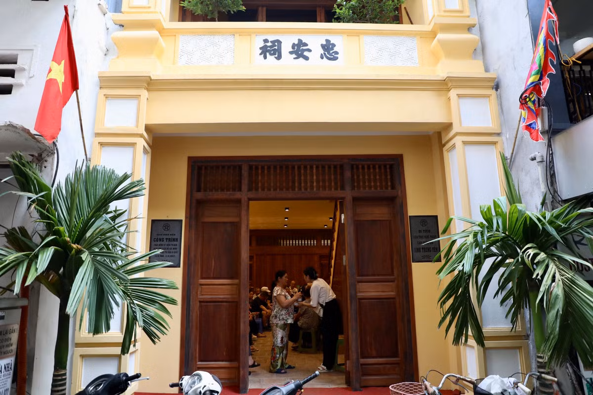 Trước đây, đình Trung Yên nằm trên tầng 2 một ngôi nhà đã xuống cấp trong số 10, ngõ Trung Yên, phố Đinh Liệt. Đến cuối tháng 6/2023, công trình đã được triển khai tu bổ, tôn tạo hoàn thiện. Diện tích ngôi đình là 70,5m2. Toàn bộ nơi thờ chính được bố trí tại tầng hai, tầng một là nơi sinh hoạt của cộng đồng khu dân cư.