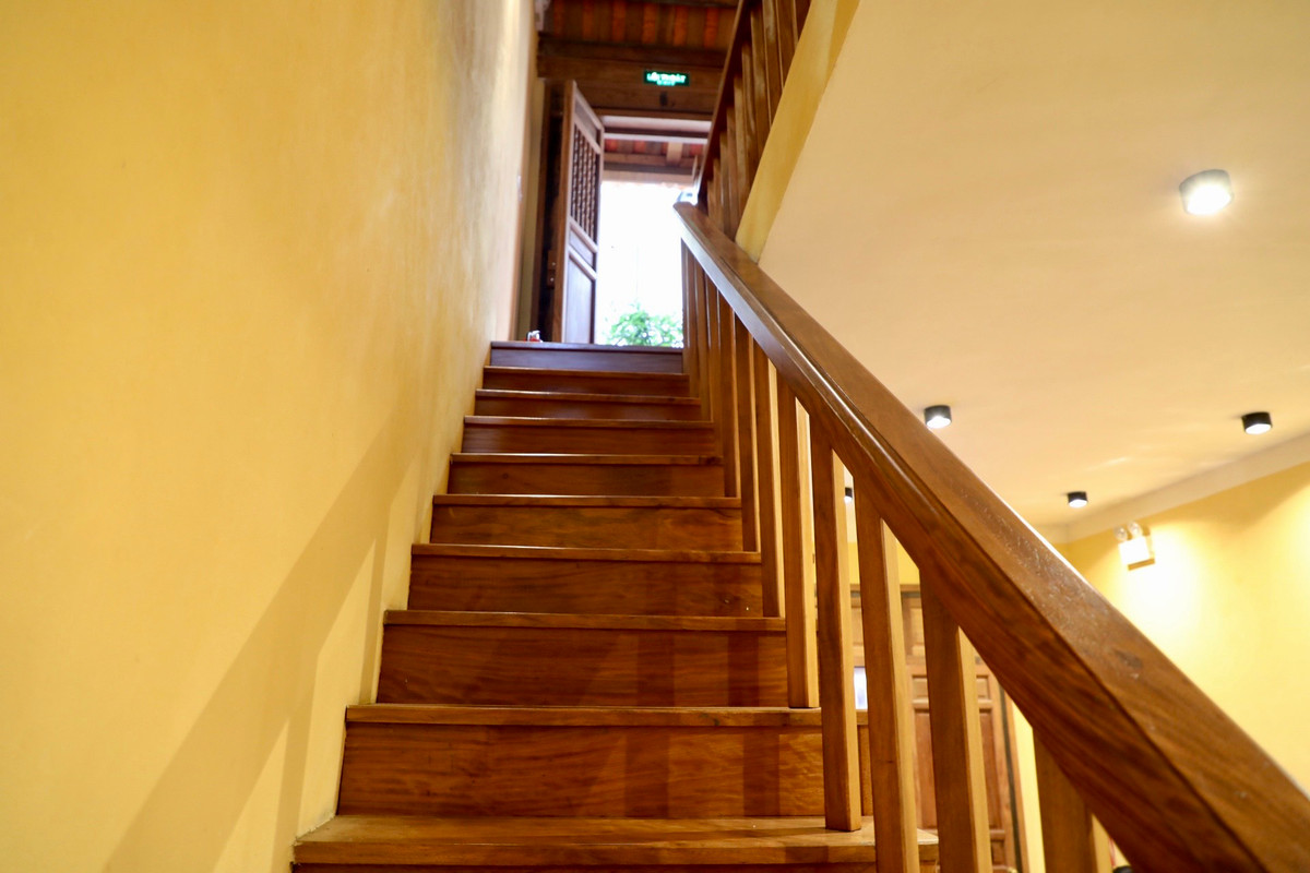 Cầu thang lên đình hẹp chỉ vừa một người đi.