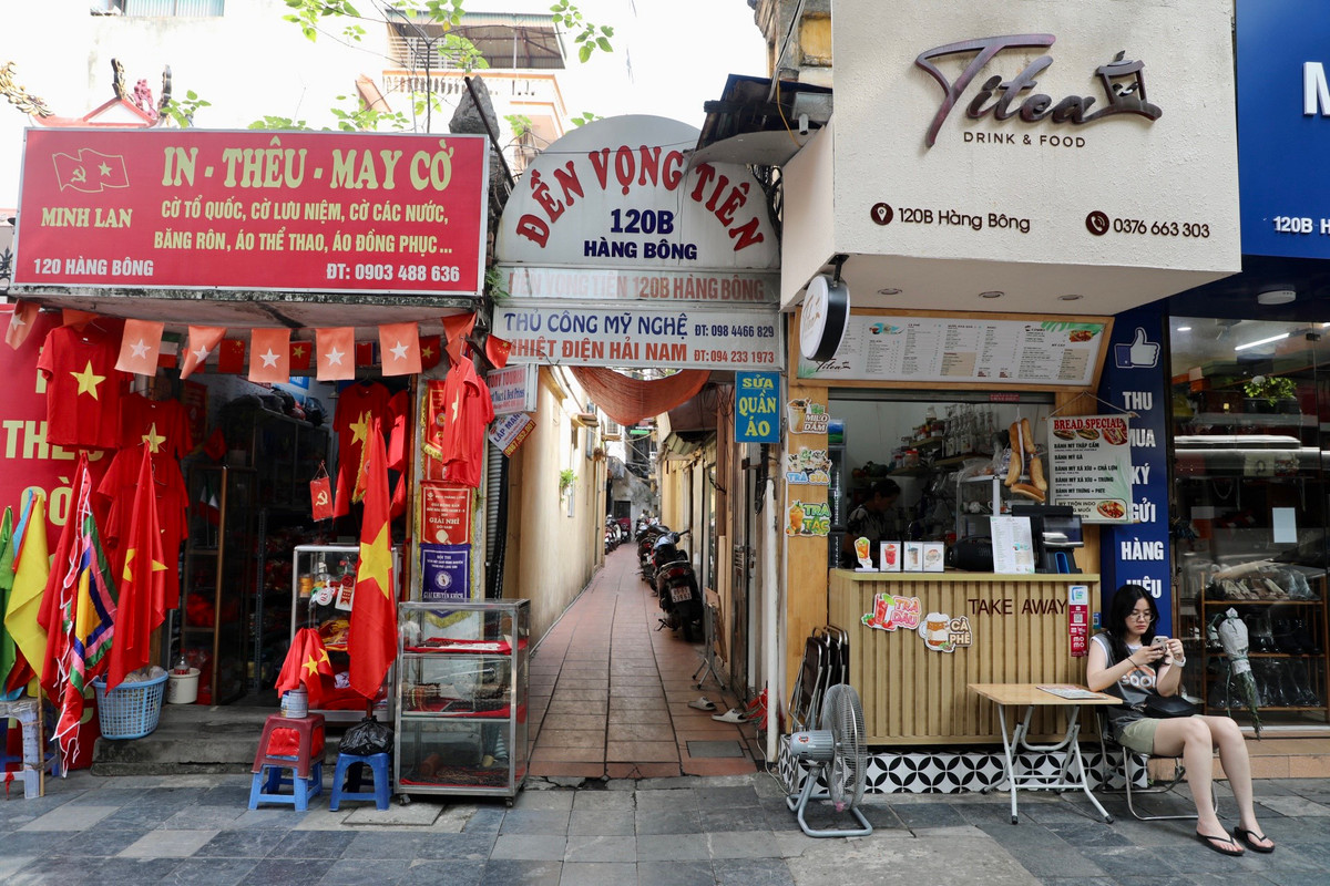 Nằm trong con ngõ 120B phố Hàng Bông khá hẹp và sâu, nếu như cổng đền đóng thì khó có thể nhận biết được vị trí đền Vọng Tiên, ngôi đền cổ gắn liền với huyền thoại vua Lê Thánh Tông (1460-1497) gặp tiên nữ.