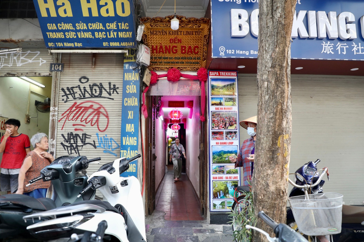  Đền Hàng Bạc nằm trong ngõ 102 phố Hàng Bạc. Con ngõ dẫn vào đền rộng chưa đến 1m, lọt thỏm giữa 2 cửa hàng bên cạnh. Nếu không để ý kỹ, dễ bị lầm tưởng đó chỉ là khoảng ranh giới giữa 2 căn nhà