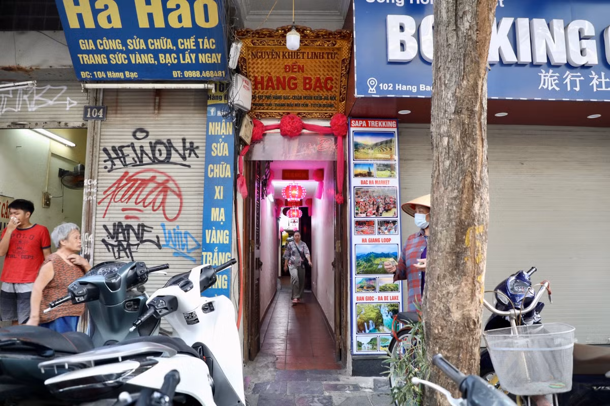  Đền Hàng Bạc nằm trong ngõ 102 phố Hàng Bạc. Con ngõ dẫn vào đền rộng chưa đến 1m, lọt thỏm giữa 2 cửa hàng bên cạnh. Nếu không để ý kỹ, dễ bị lầm tưởng đó chỉ là khoảng ranh giới giữa 2 căn nhà