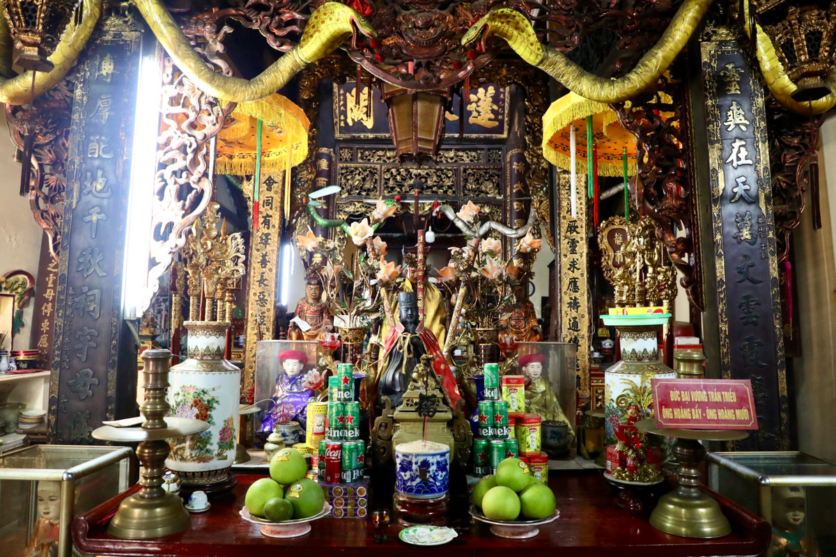 Chuyện kể rằng có một lần vua này đi vãn cảnh chùa Ngọc Hồ bắt gặp một thiếu nữ xinh đẹp. Vua bắt chuyện và ngạc nhiên với tài thi phú của nàng, sau đó mời lên xe loan đưa về cung. Nhưng mới đi tới cửa Đại Hưng thì cô biến mất. Cho rằng nàng là tiên giáng trần, vua bèn sai lập đền ngay ở chỗ đó, gọi là lầu Vọng Tiên.