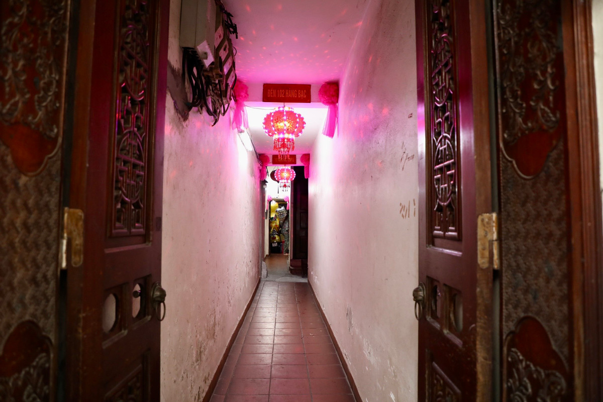 Đây là ngôi đền có tiếng thờ Thánh mẫu Bạch Hoa công chúa. Theo sử sách ghi lại, tương truyền, xưa có hai công chúa là Ngọc Lân (tức Mai Hoa công chúa) và Phương Dung (tức Quỳnh Hoa công chúa) theo xa giá đi xem xét địa phương đỗ thuyền ở bờ sông. Đến đêm, trời bỗng nổi cơn mưa gió, hai công chúa vụt bay lên trời, người ta cho là linh dị, lập đền để thờ.