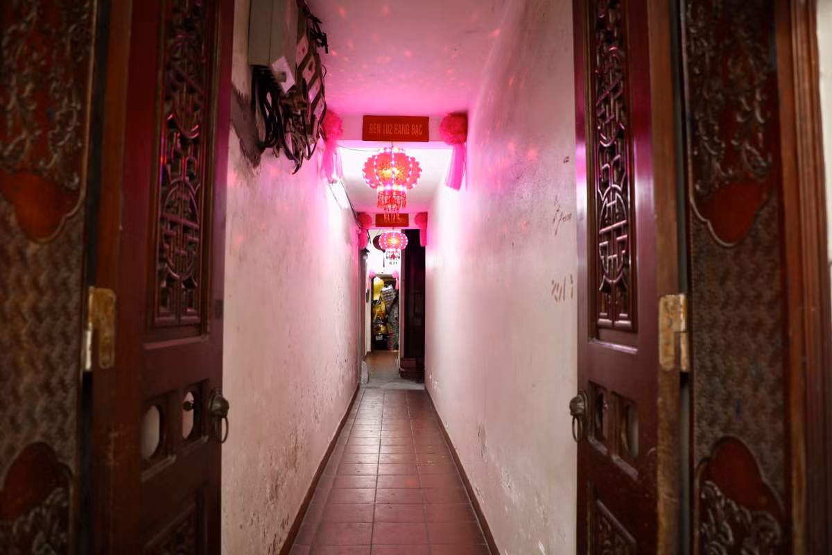 Đây là ngôi đền có tiếng thờ Thánh mẫu Bạch Hoa công chúa. Theo sử sách ghi lại, tương truyền, xưa có hai công chúa là Ngọc Lân (tức Mai Hoa công chúa) và Phương Dung (tức Quỳnh Hoa công chúa) theo xa giá đi xem xét địa phương đỗ thuyền ở bờ sông. Đến đêm, trời bỗng nổi cơn mưa gió, hai công chúa vụt bay lên trời, người ta cho là linh dị, lập đền để thờ.