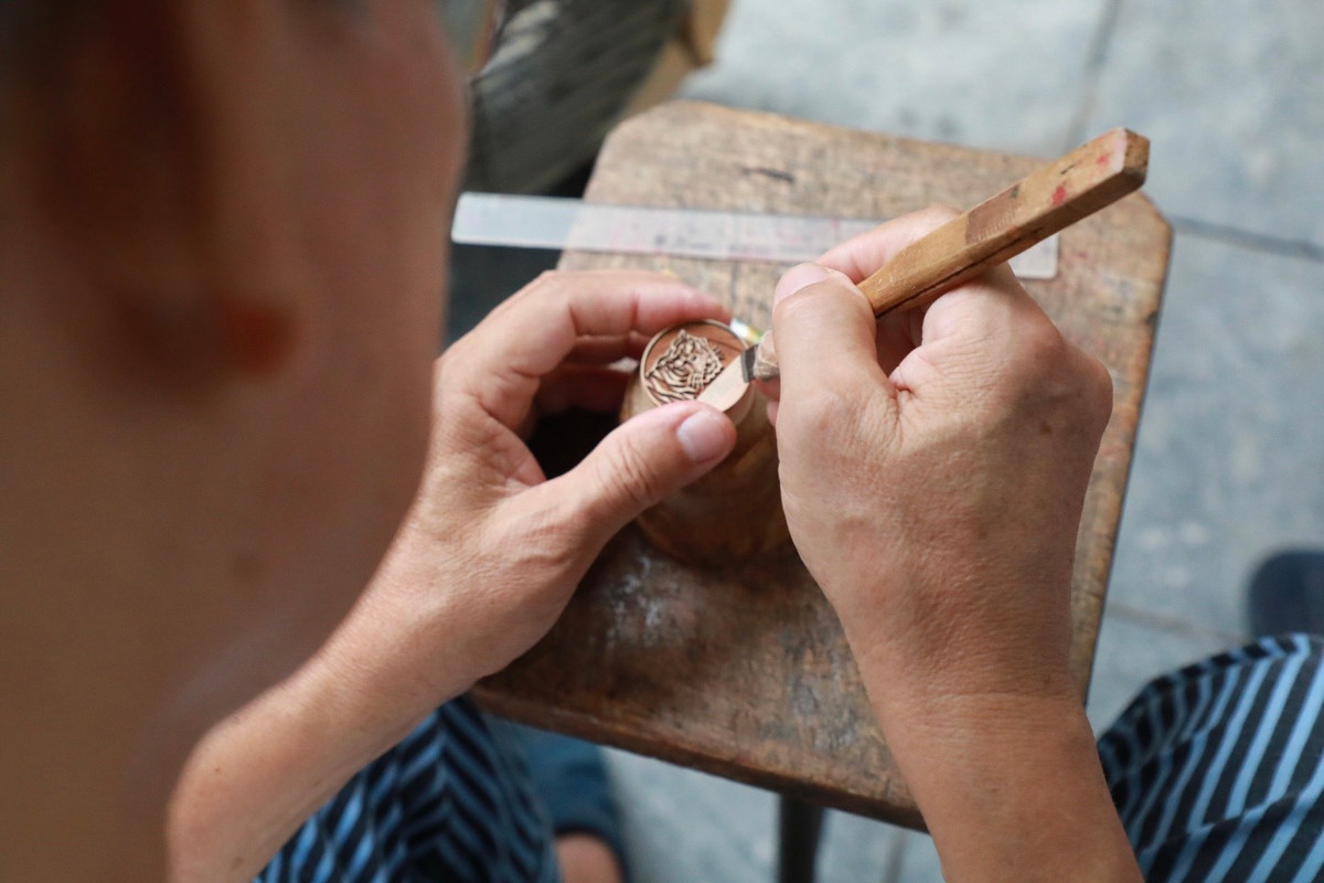 Làm dấu gỗ không chỉ cần đôi bàn tay khéo léo, mà còn cần tính tỉ mỉ, cẩn thận và kiên trì.