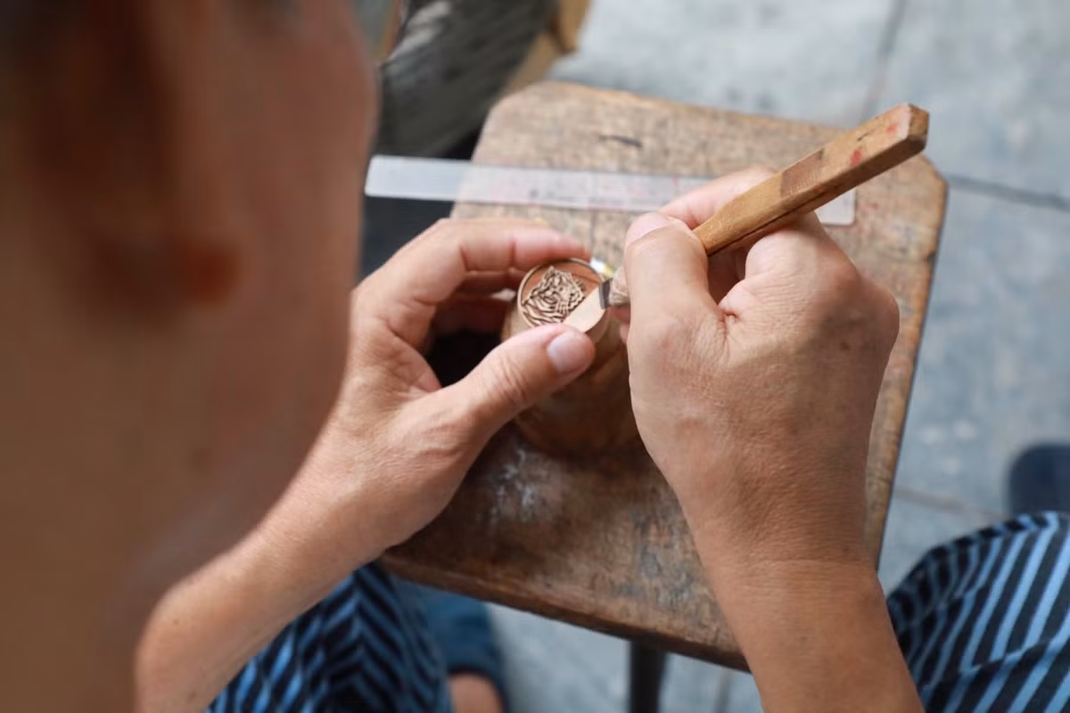 Làm dấu gỗ không chỉ cần đôi bàn tay khéo léo, mà còn cần tính tỉ mỉ, cẩn thận và kiên trì.