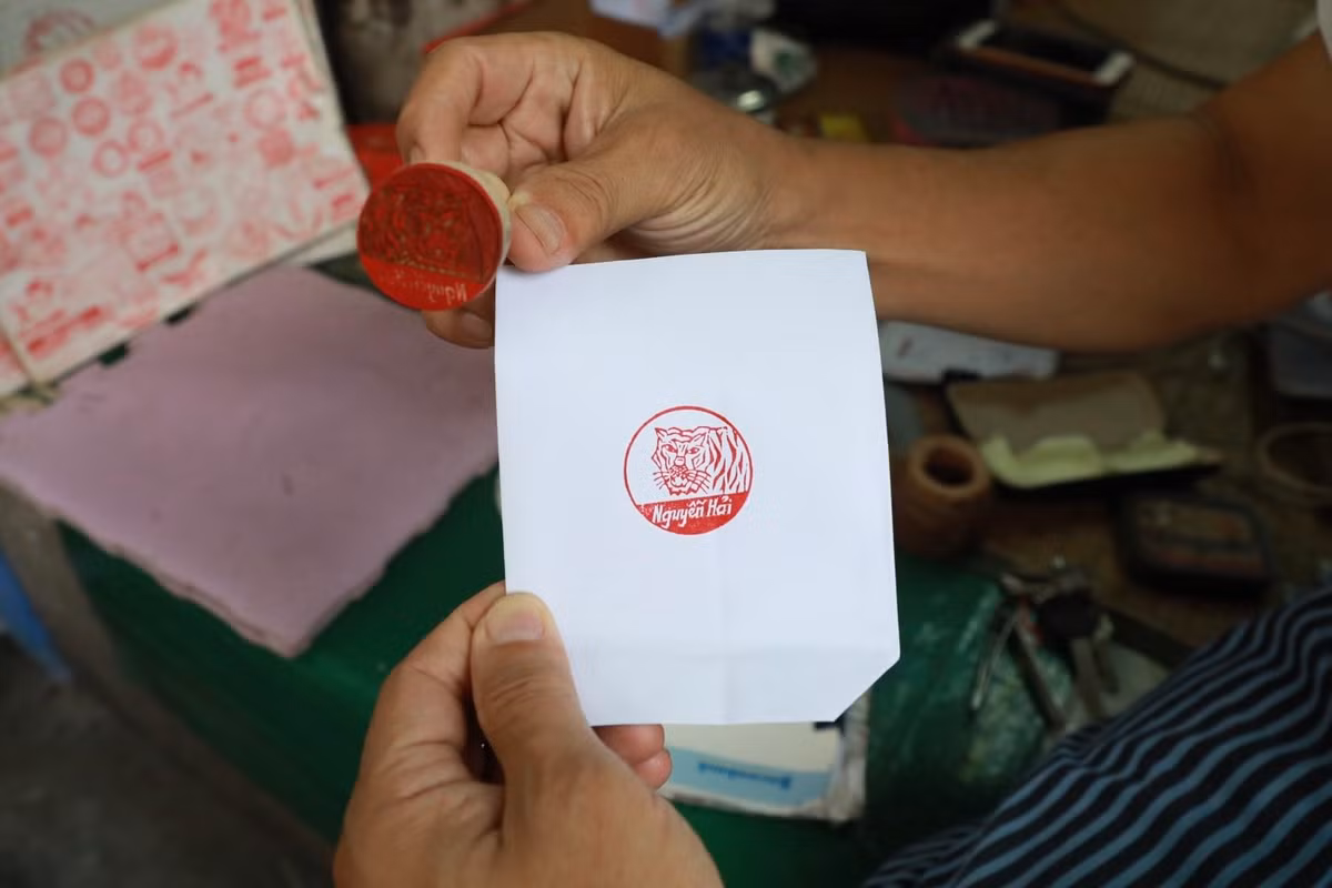 Với con dấu nhỏ, đơn giản, được khắc trong chốc lát như thế này giá sẽ là 70.000 đồng.