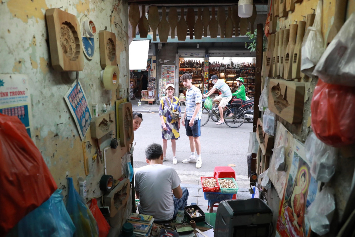 Không chỉ có khách hàng trong nước, những con dấu thủ công cũng thu hút sự quan tâm đặc biệt của du khách và truyền thông quốc tế. Đặc biệt, cửa tiệm khắc dấu gỗ thủ công của ông Phạm Ngọc Toàn từng được tạp chí du lịch Nhật Bản đăng tải, vinh danh là địa điểm nên ghé thăm tại Việt Nam.