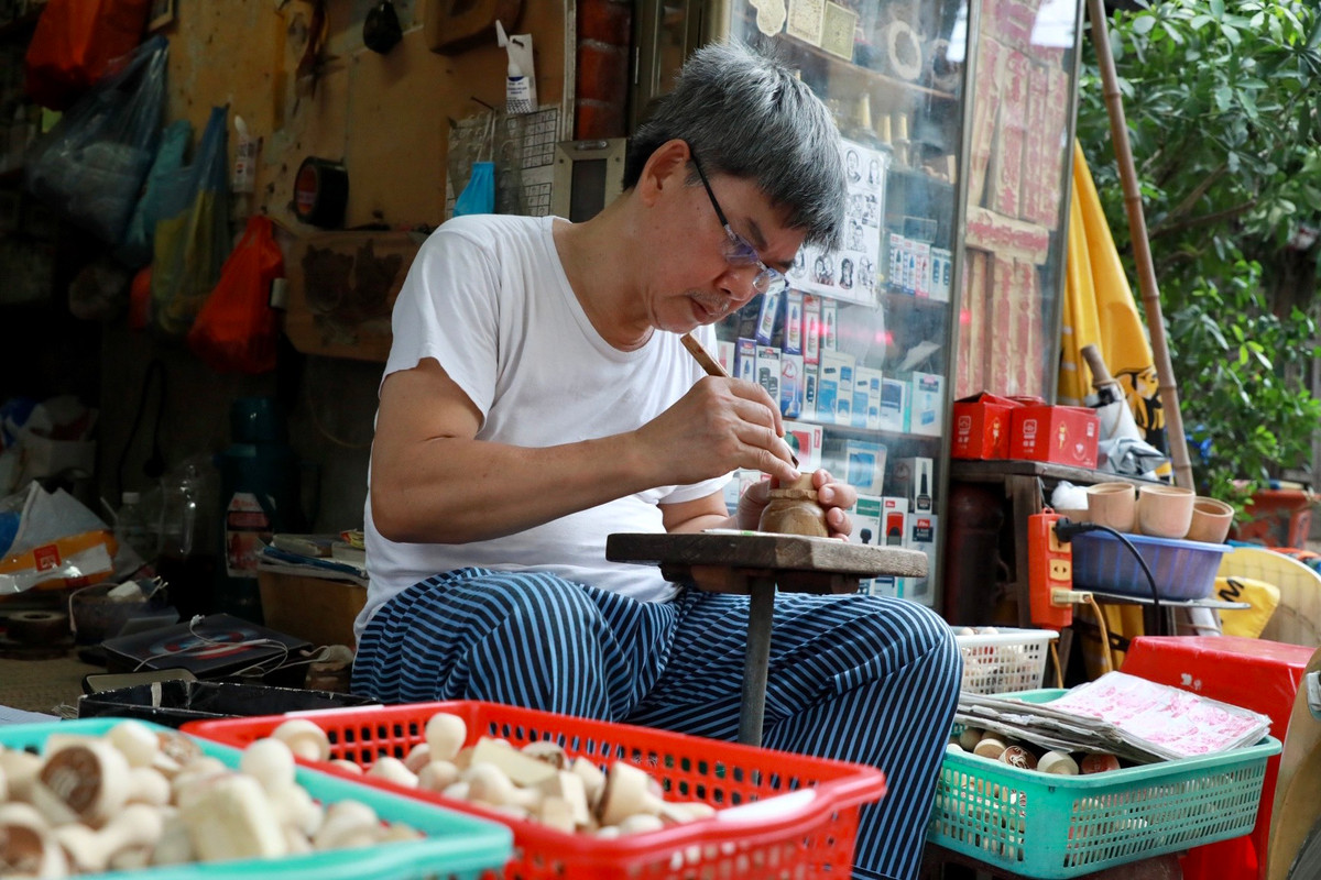 Gần nửa đời người gắn bó với nghề, ông Toàn cho biết, nghề khắc dấu gỗ là nghề tổ của gia đình, từ đời cha ông truyền lại, nghề đã ngấm vào người từ thuở còn nhỏ. “Tính đến nay thì cũng đã được 45 năm làm nghề rồi. Đối với tôi, làm nghề không chỉ là nối nghiệp, giữ gìn nghề truyền thống của gia đình mà còn là bảo tồn những giá trị văn hoá truyền thống nghề xưa của phố cổ Hà Nội", ông nói.