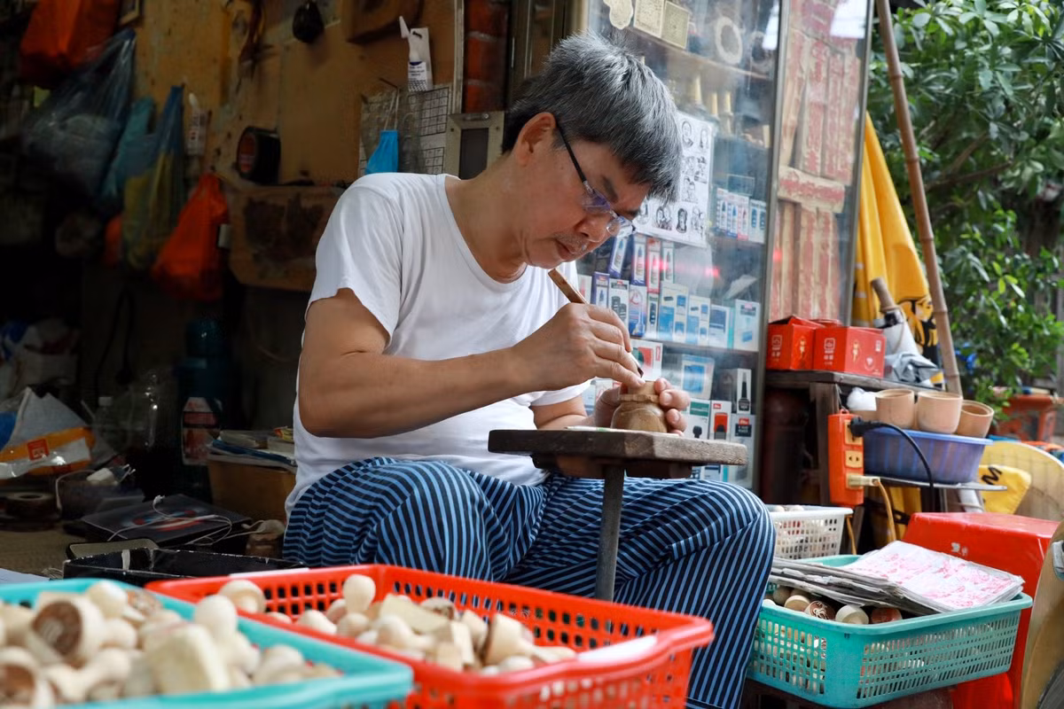 Gần nửa đời người gắn bó với nghề, ông Toàn cho biết, nghề khắc dấu gỗ là nghề tổ của gia đình, từ đời cha ông truyền lại, nghề đã ngấm vào người từ thuở còn nhỏ. “Tính đến nay thì cũng đã được 45 năm làm nghề rồi. Đối với tôi, làm nghề không chỉ là nối nghiệp, giữ gìn nghề truyền thống của gia đình mà còn là bảo tồn những giá trị văn hoá truyền thống nghề xưa của phố cổ Hà Nội", ông nói.