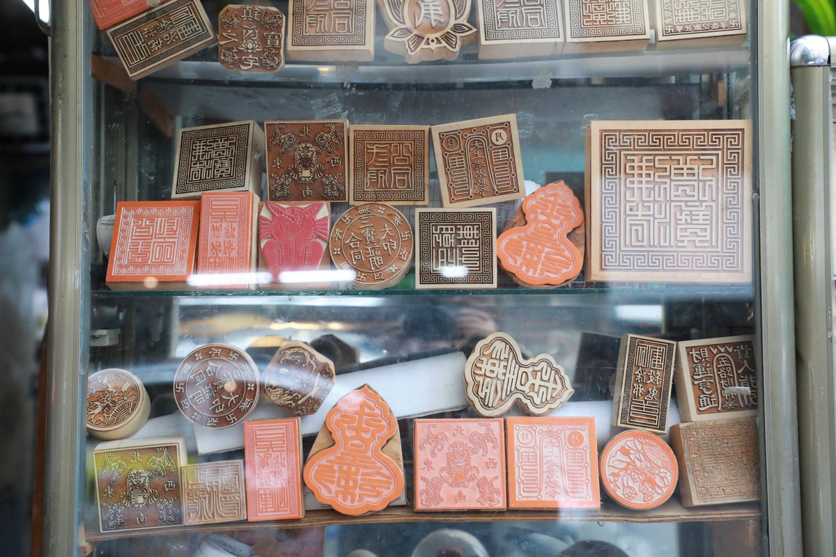 Chiếc tủ đựng những con dấu tứ phủ được trưng bày ngăn nắp.