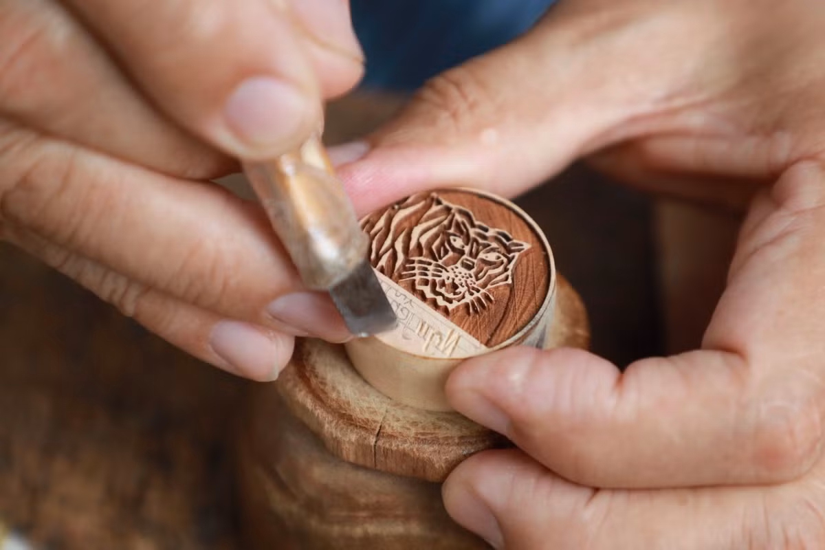 Công đoạn khó nhất của nghề chính là khâu chạm khắc, đòi hỏi người thợ phải tập trung cao độ, sử dụng những chiếc dao, đục, dũa nhỏ khắc lên các cục gỗ vô tri thành những họa tiết có chủ đề ý nghĩa.