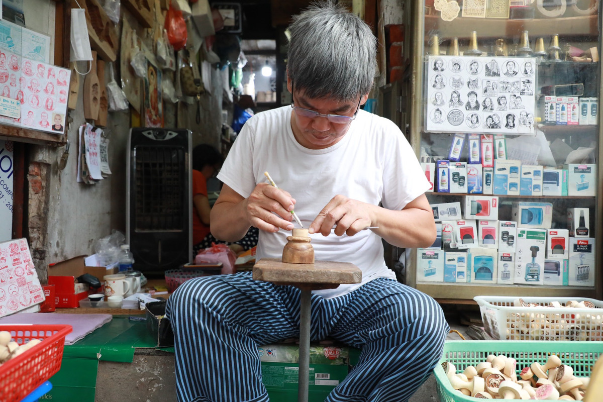 Đối với những hình đơn giản thì chỉ cần khắc trong khoảng 15-20 phút. Nhưng với những mẫu đặt cầu kì, phải mất cả tuần, thậm chí cả tháng mới hoàn thành.