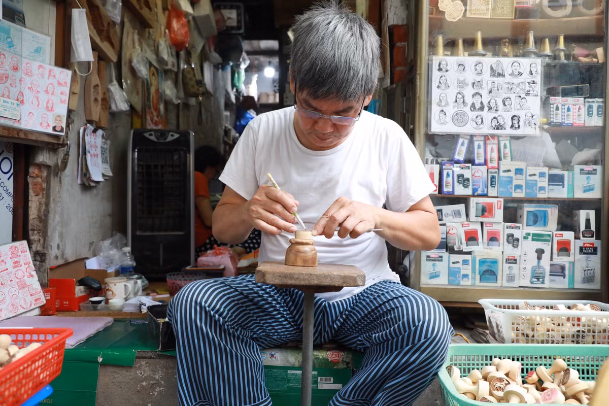 Đối với những hình đơn giản thì chỉ cần khắc trong khoảng 15-20 phút. Nhưng với những mẫu đặt cầu kì, phải mất cả tuần, thậm chí cả tháng mới hoàn thành.