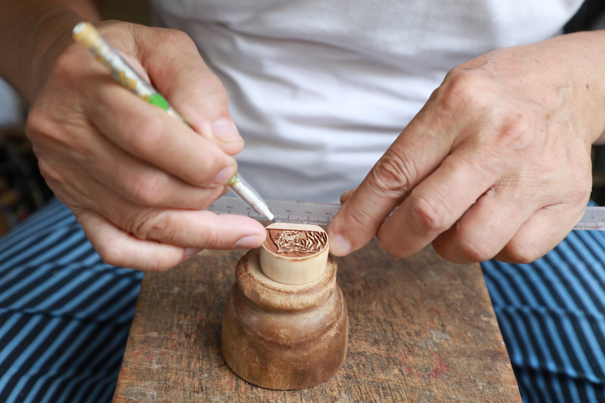 Theo ông Toàn, để làm ra một con dấu, người thợ phải trải qua nhiều công đoạn như chọn gỗ, mài phôi, vẽ phác họa, chạm khắc... Đặc biệt, gỗ dùng làm con dấu phải là gỗ thừng mực bởi chất gỗ nhẹ, mịn và thấm mực.