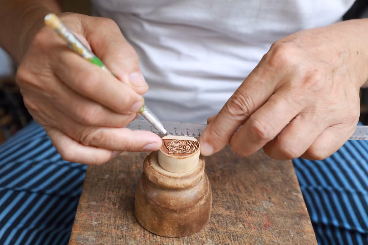 Theo ông Toàn, để làm ra một con dấu, người thợ phải trải qua nhiều công đoạn như chọn gỗ, mài phôi, vẽ phác họa, chạm khắc... Đặc biệt, gỗ dùng làm con dấu phải là gỗ thừng mực bởi chất gỗ nhẹ, mịn và thấm mực.