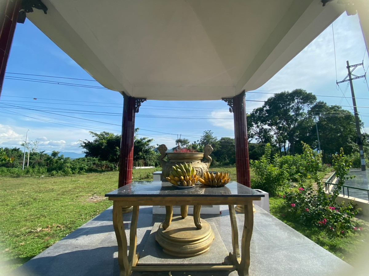 Để rồi không quên những hi sinh mất mát của thế hệ đi trước. Ngay bên tượng đài chiếc xe tăng số hiệu 268 là bàn thờ dâng hương tưởng nhớ các anh hùng liệt sỹ đã hi sinh.