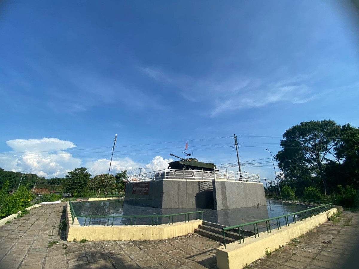 Chiếc xe tăng được đặt trang trọng trên bệ đá, là tượng đài chiến thắng Làng Vây, nằm bên đường QL 9 thuộc xã Tân Long huyện Hướng Hóa. Công trình được xây dựng vào năm 2008 nhân kỷ niệm 40 năm chiến thắng Khe Sanh (9/7/1968 - 9/7/2008).